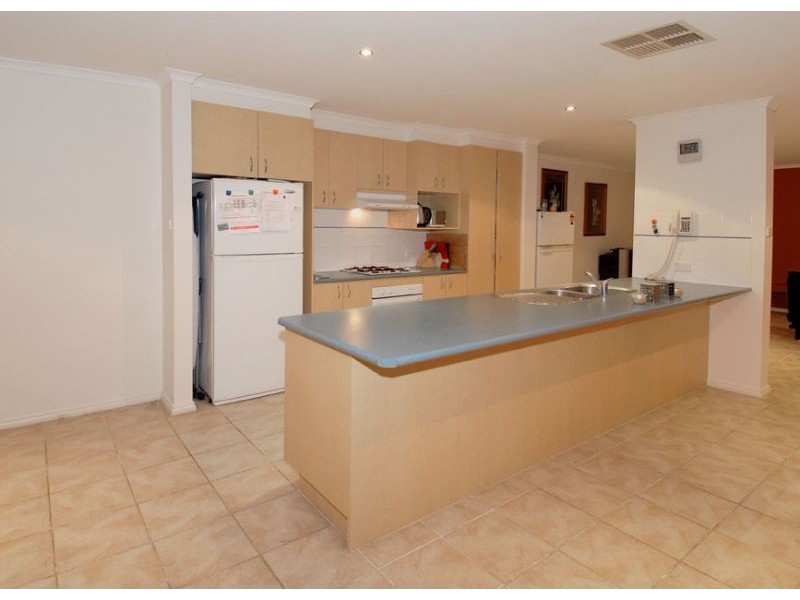 5 Southbank Walk, Taylors Hill VIC 3037