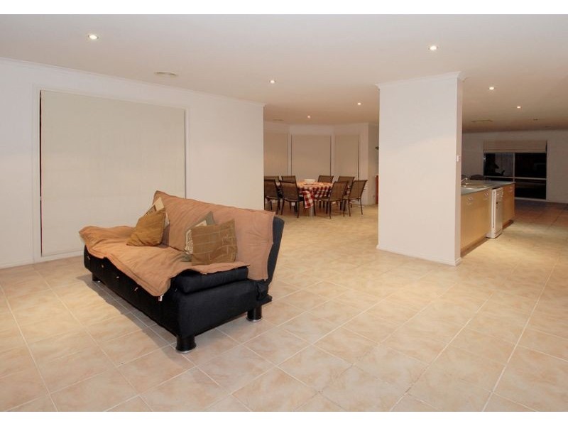 5 Southbank Walk, Taylors Hill VIC 3037