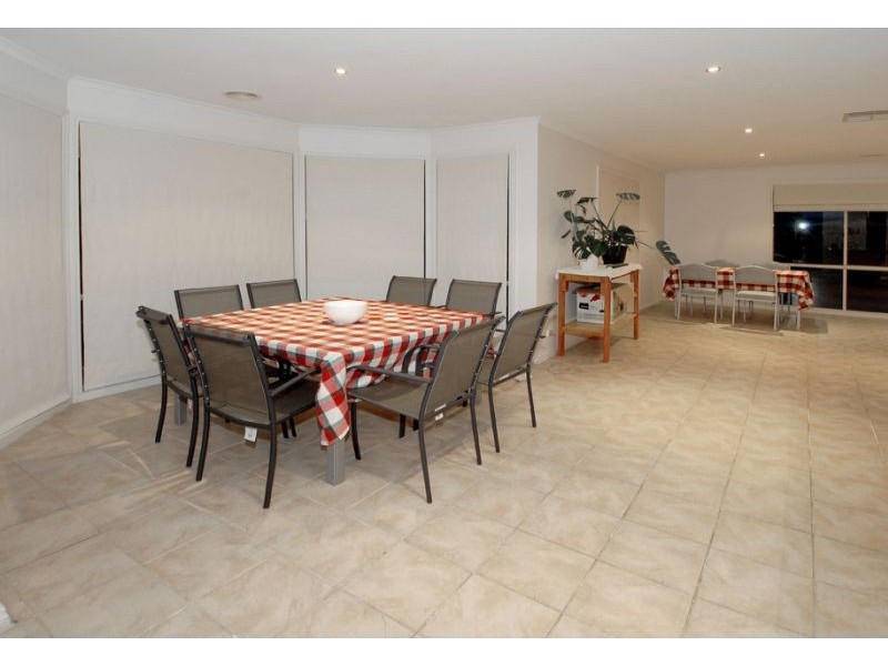 5 Southbank Walk, Taylors Hill VIC 3037