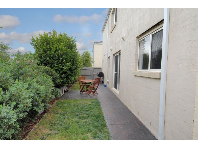 4/67-69 Pecks Road, Sydenham VIC 3037