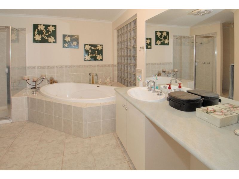 8 Apollo Court, Hillside VIC 3037