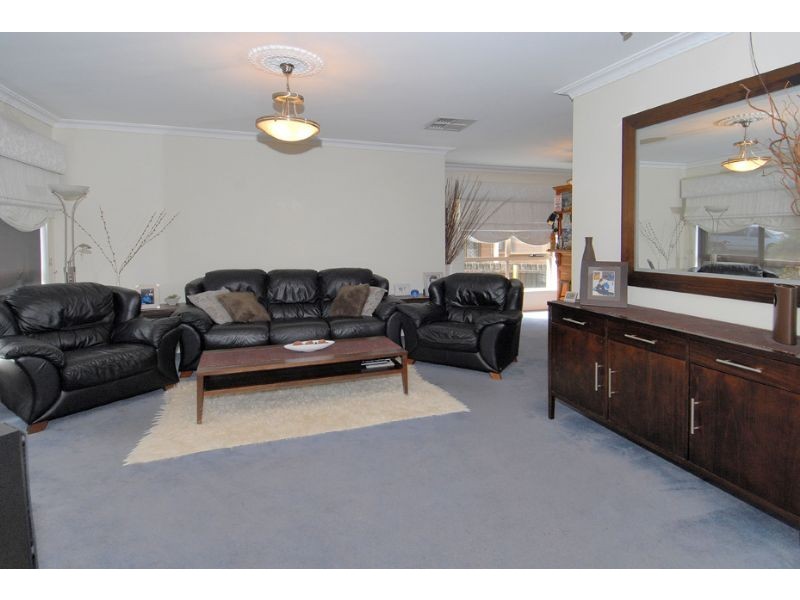 211 Burrowye Crescent, Keilor VIC 3036