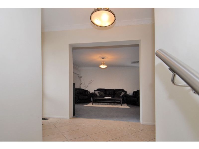 211 Burrowye Crescent, Keilor VIC 3036