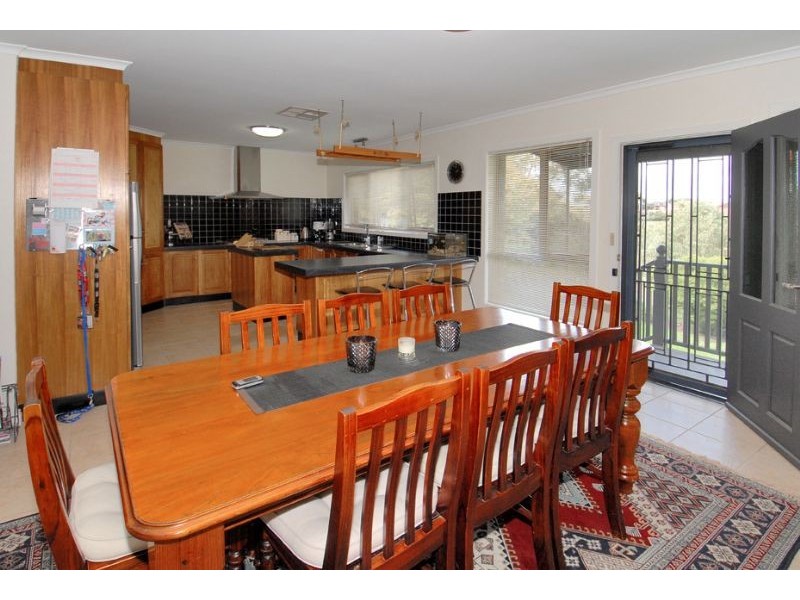 211 Burrowye Crescent, Keilor VIC 3036
