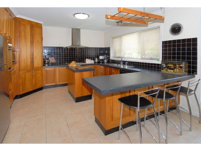 211 Burrowye Crescent, Keilor VIC 3036