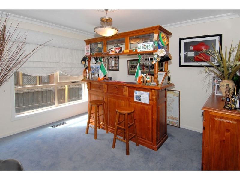 211 Burrowye Crescent, Keilor VIC 3036