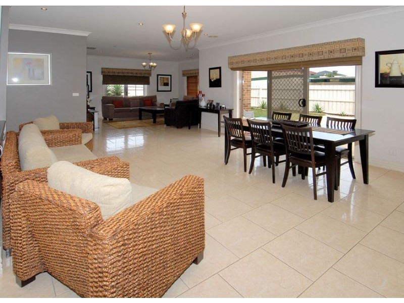 28 Wellington Drive, Hillside VIC 3037