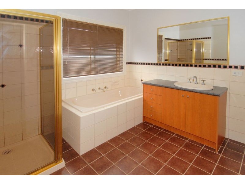 28 Wellington Drive, Hillside VIC 3037