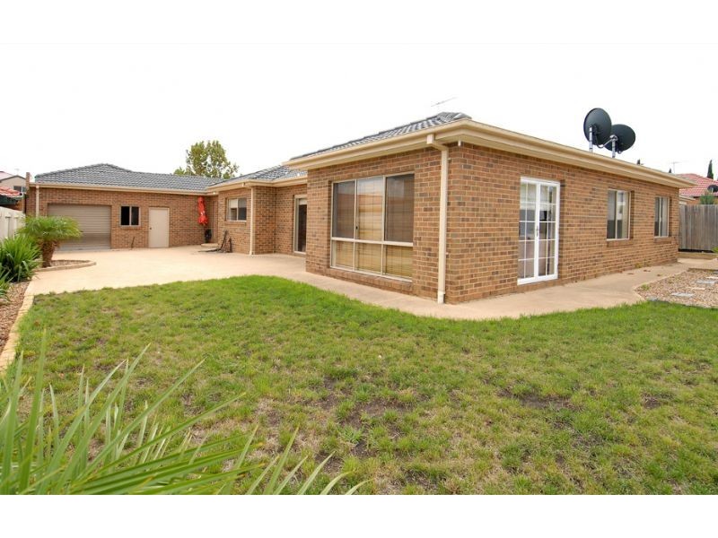 28 Wellington Drive, Hillside VIC 3037