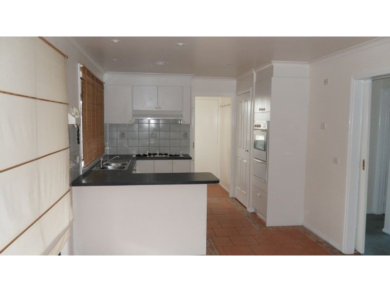 11 Manchester Drive, Sydenham VIC 3037