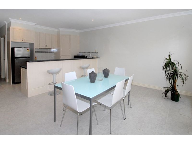 3/8 Lorraine Court, Hillside VIC 3037