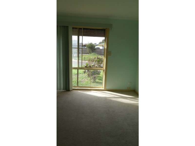 4 Village Avenue, Taylors Lakes VIC 3038