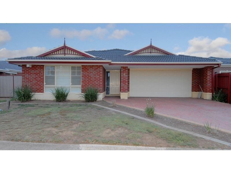 5 Southbank Walk, Taylors Hill VIC 3037