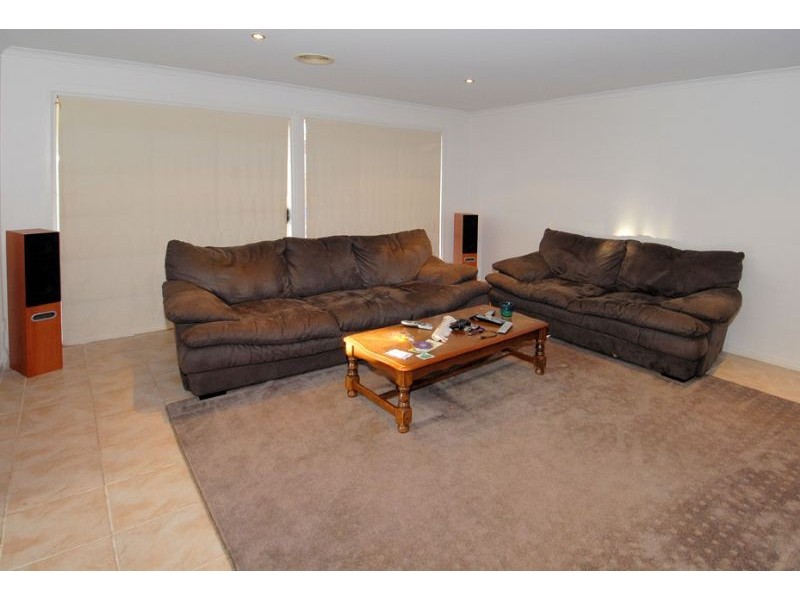 5 Southbank Walk, Taylors Hill VIC 3037