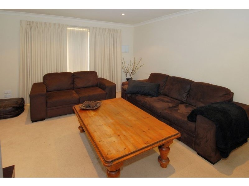 1/28-36 Ozzimo Drive, Hillside VIC 3037