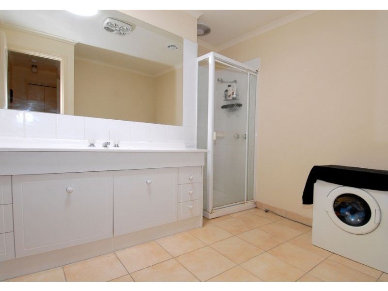 1/28-36 Ozzimo Drive, Hillside VIC 3037