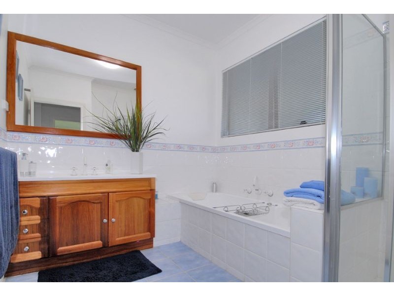 211 Burrowye Crescent, Keilor VIC 3036