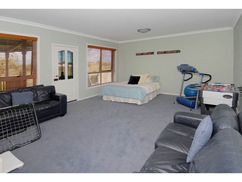 211 Burrowye Crescent, Keilor VIC 3036