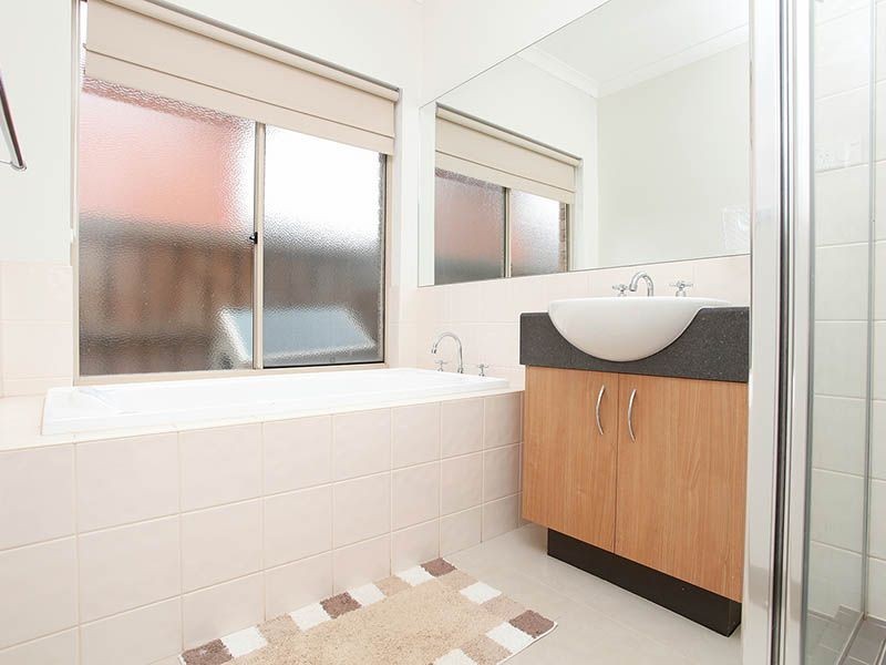 8 Como Avenue, Burnside VIC 3023