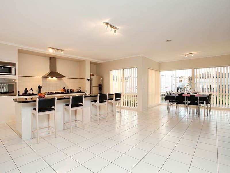 12 Salisbury Court, Hillside VIC 3037