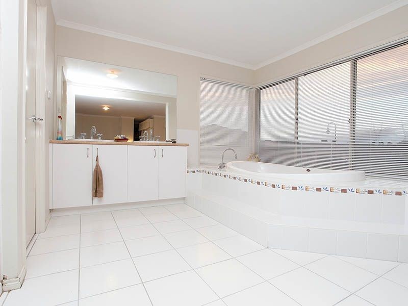 12 Salisbury Court, Hillside VIC 3037