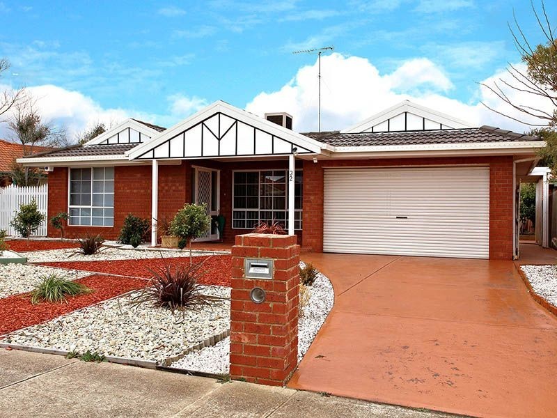 32 Truro Crescent, Taylors Lakes VIC 3038