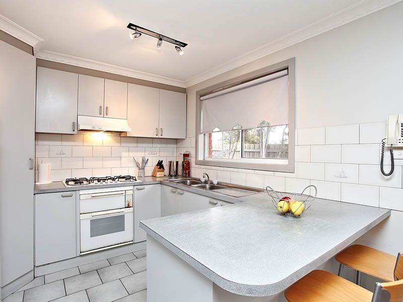 32 Truro Crescent, Taylors Lakes VIC 3038
