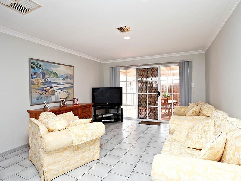 32 Truro Crescent, Taylors Lakes VIC 3038