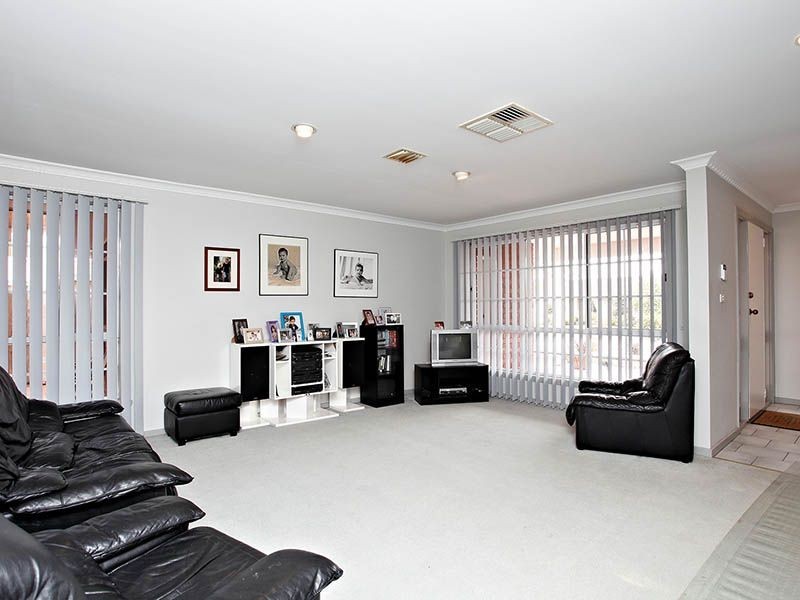32 Truro Crescent, Taylors Lakes VIC 3038