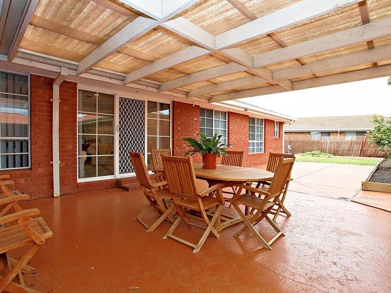 32 Truro Crescent, Taylors Lakes VIC 3038