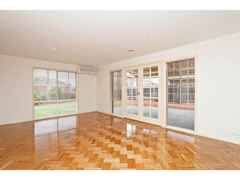 18 Upton Drive, Hillside VIC 3037