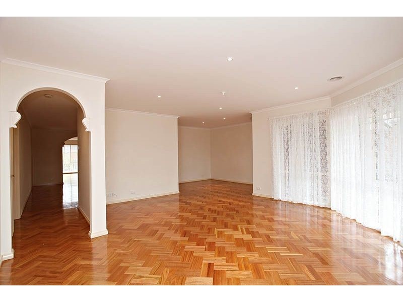 18 Upton Drive, Hillside VIC 3037