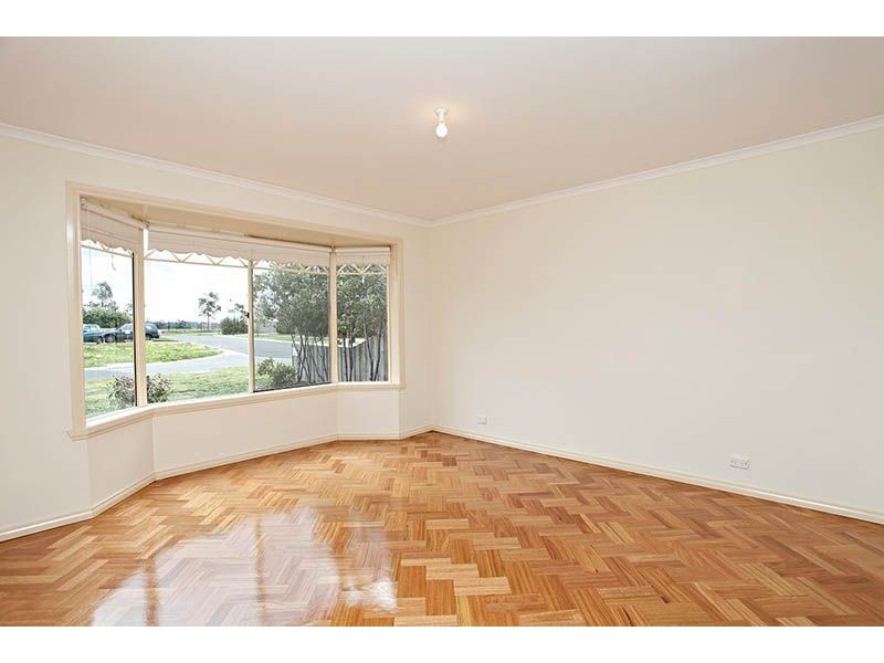 18 Upton Drive, Hillside VIC 3037