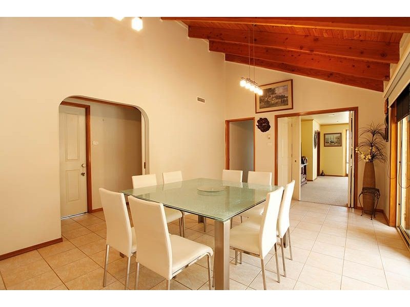 4 Emma Court, Taylors Lakes VIC 3038