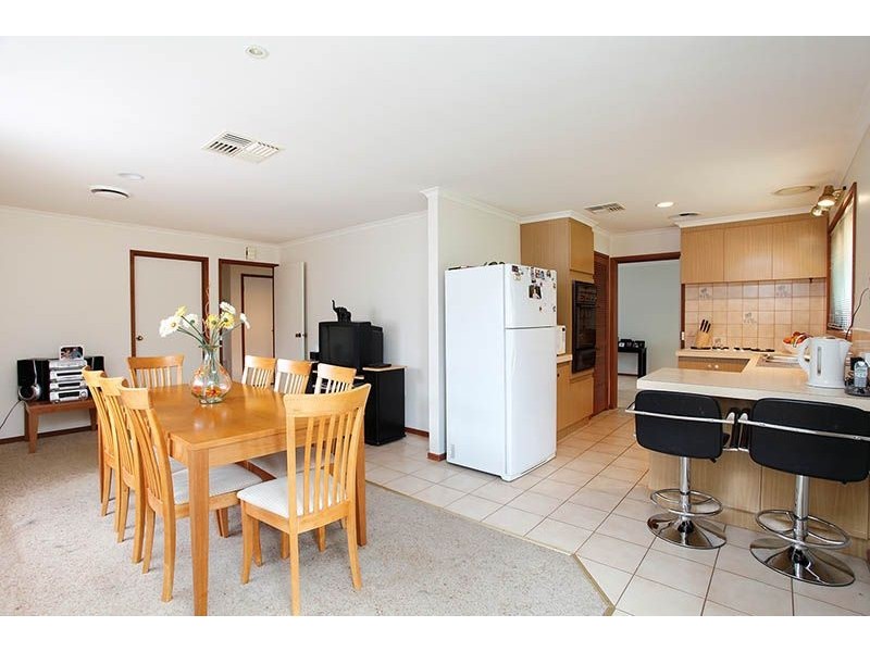 18 Barbary Crescent, Taylors Lakes VIC 3038