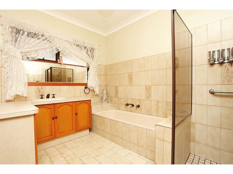 1 Aldershot Drive, Keilor Downs VIC 3038