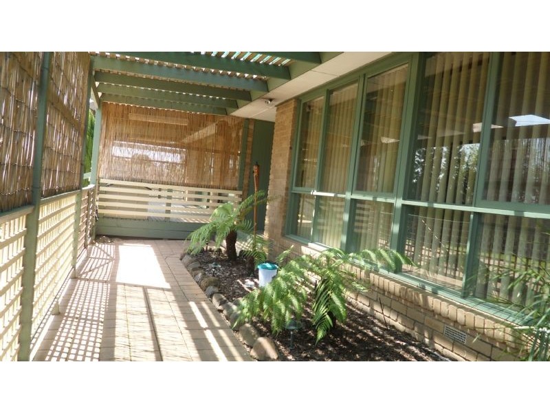 24 Broula Court, Taylors Lakes VIC 3038