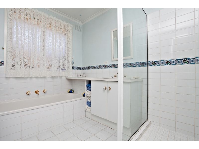 9 Murrabit Grove, Taylors Lakes VIC 3038