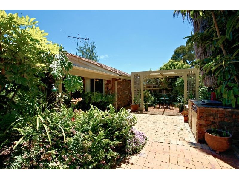 9 Murrabit Grove, Taylors Lakes VIC 3038