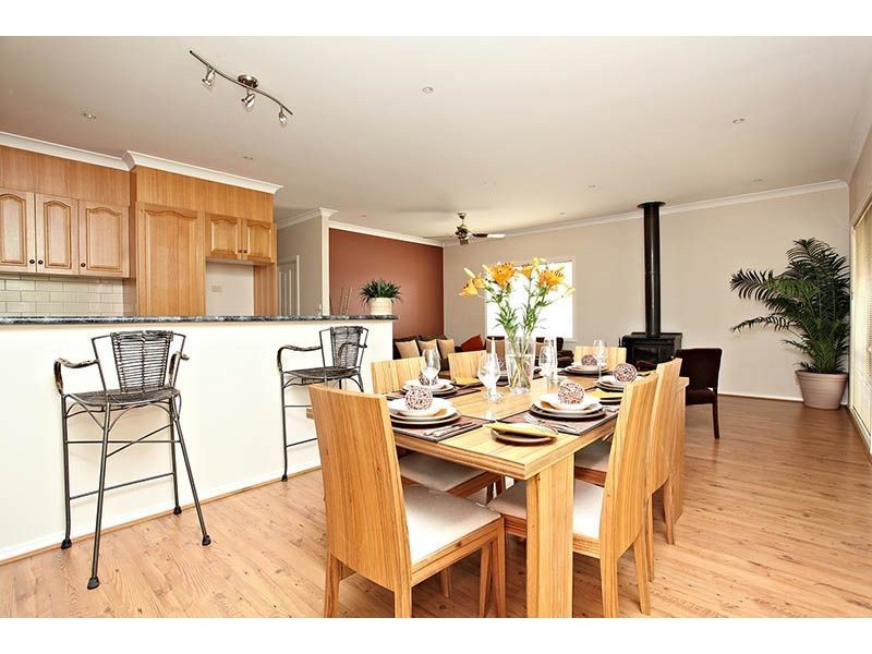 2 Hammersley Place, Caroline Springs VIC 3023