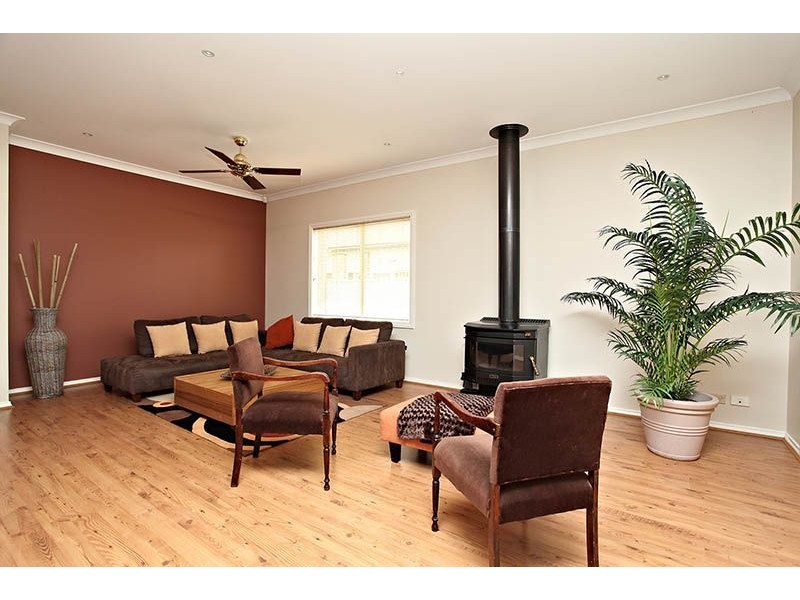 2 Hammersley Place, Caroline Springs VIC 3023