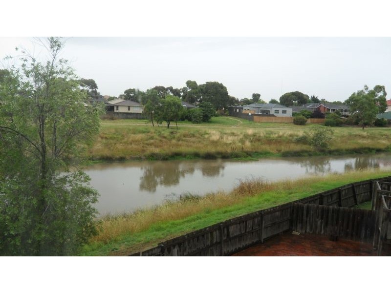 11 Village Avenue, Taylors Lakes VIC 3038