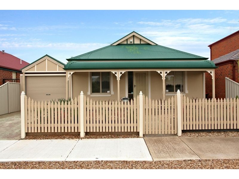 2 Hammersley Place, Caroline Springs VIC 3023