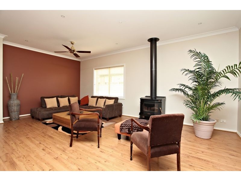 2 Hammersley Place, Caroline Springs VIC 3023
