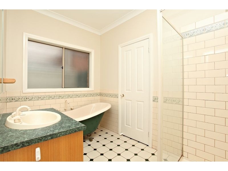 2 Hammersley Place, Caroline Springs VIC 3023