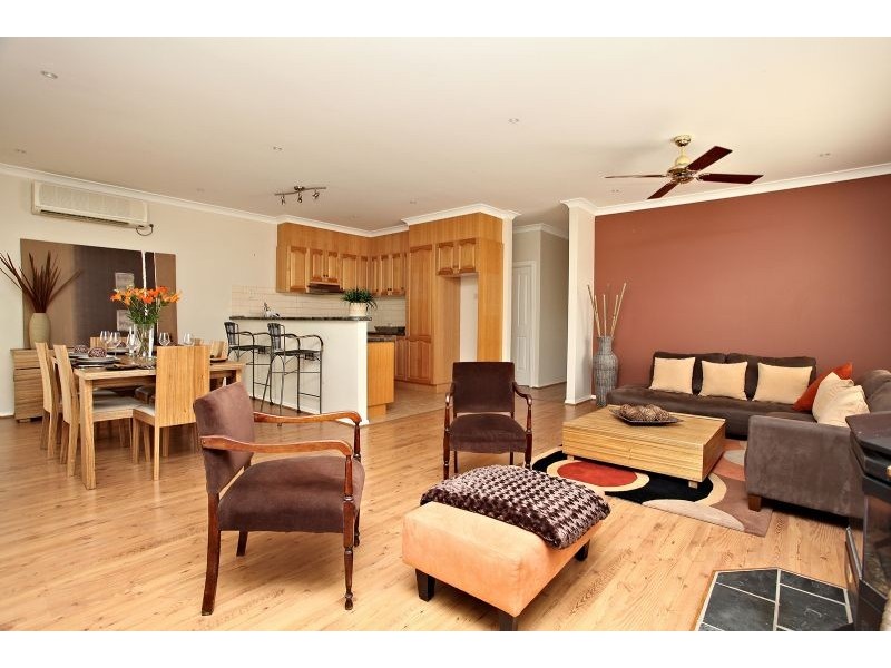 2 Hammersley Place, Caroline Springs VIC 3023