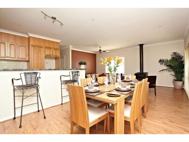 2 Hammersley Place, Caroline Springs VIC 3023