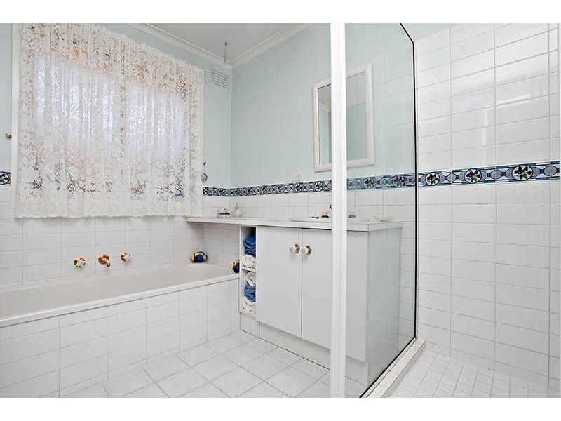 9 Murrabit Grove, Taylors Lakes VIC 3038