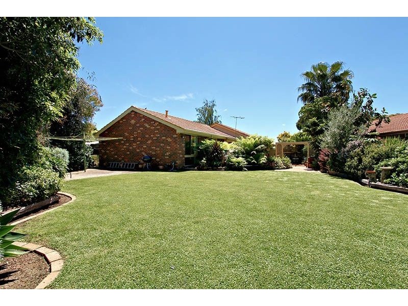 9 Murrabit Grove, Taylors Lakes VIC 3038