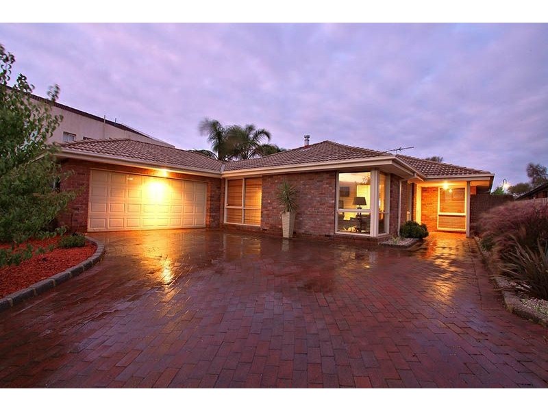 10 Truro Crescent, Taylors Lakes VIC 3038
